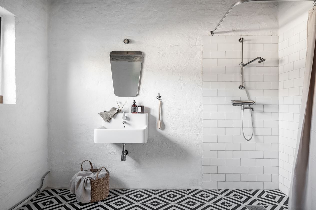 salle de bain minimaliste noire et blanche