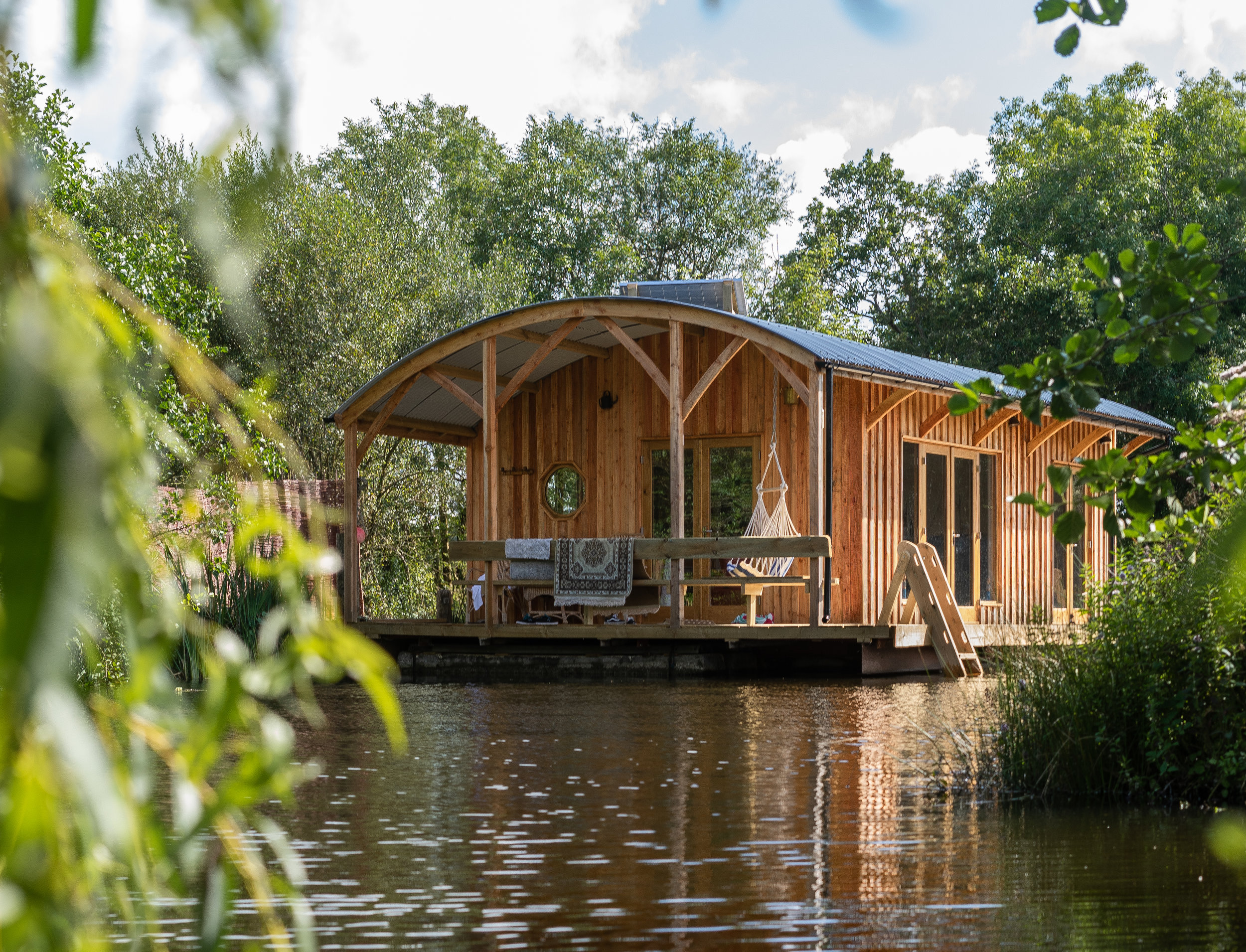 Une maison flottante sur un lac pour une vie déconnectée