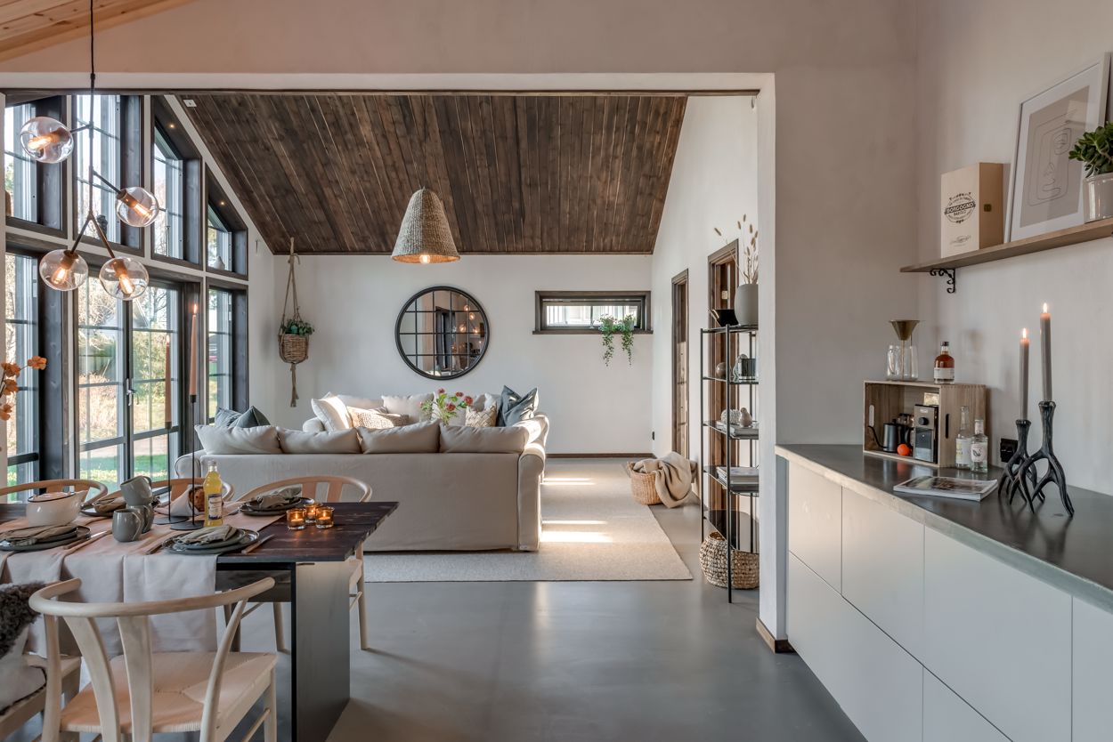 Une belle maison suédoise en bois avec vue sur le lac Gapern
