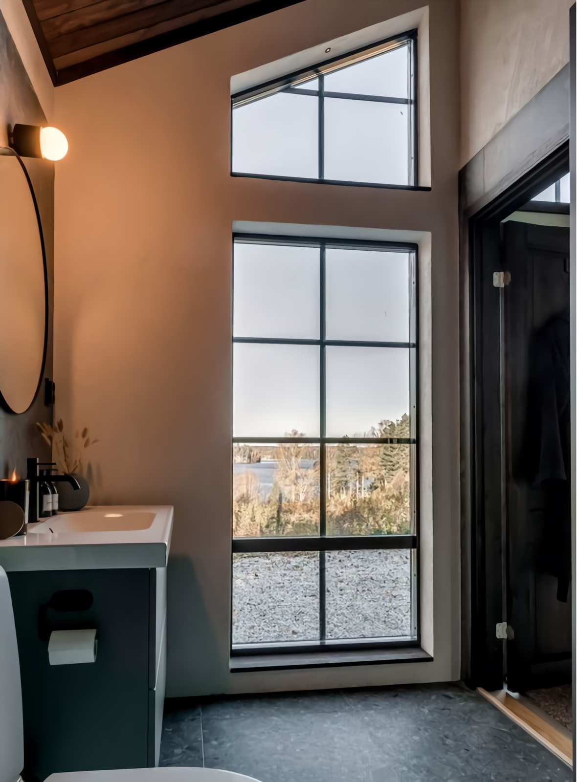 salle de bain avec fenêtre