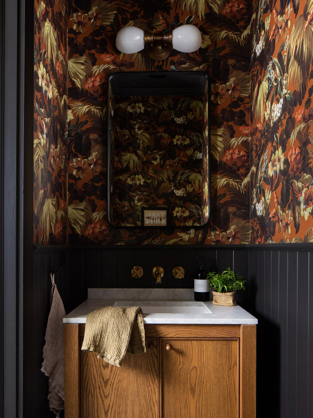 salle de bain avec papier-peint exotique
