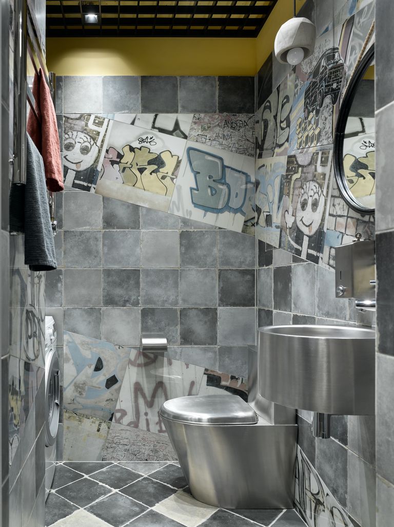 toilettes métal et graffiti décoration style loft