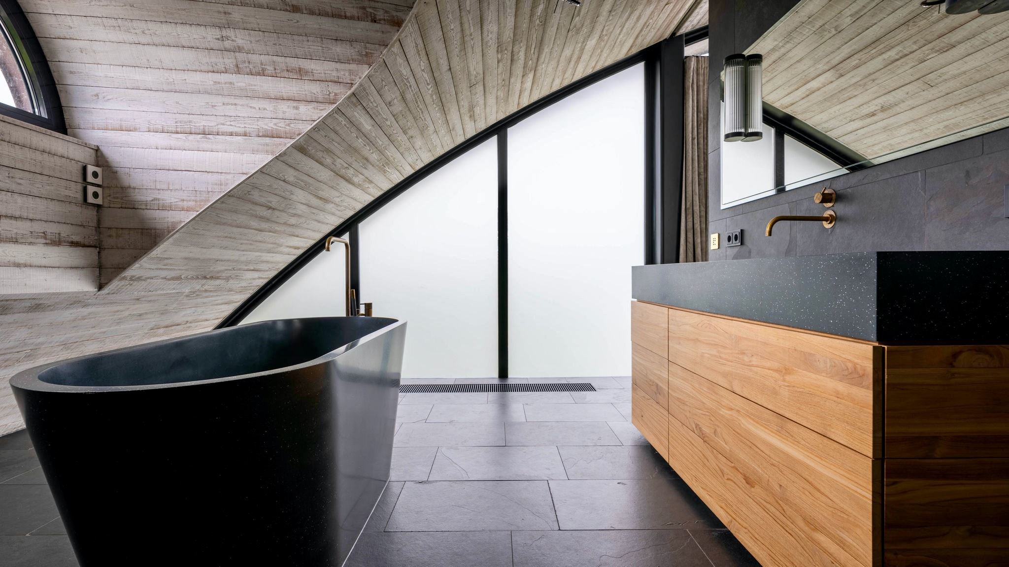 salle de bain design bois et noir