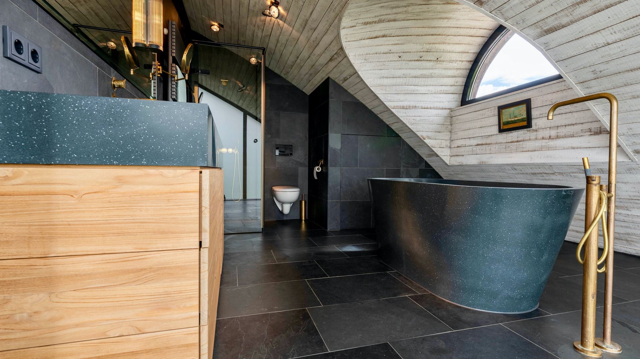 salle de bain design bois et granit noir