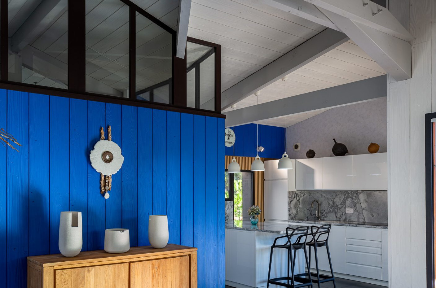 salon bleu Klein maison en bois Ile d'Oléron