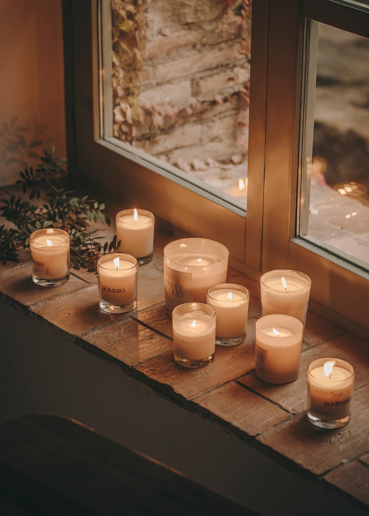 bougies sur fenêtre maison en pierres Mango Home