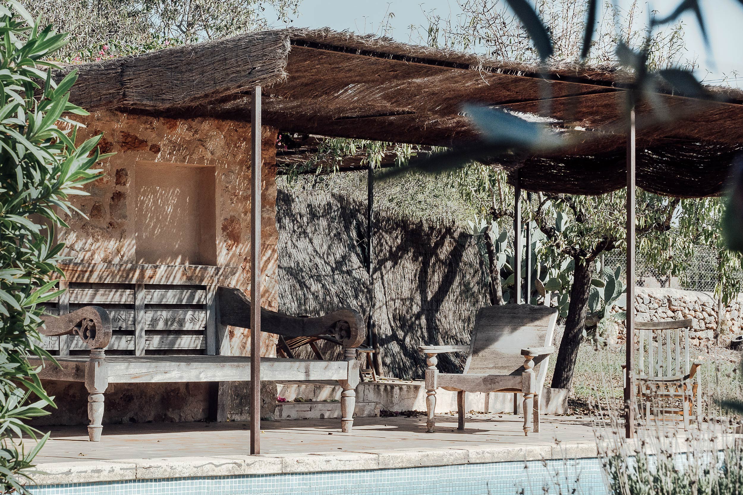 terrasse avec canisses et piscine maison en pierres Majorque