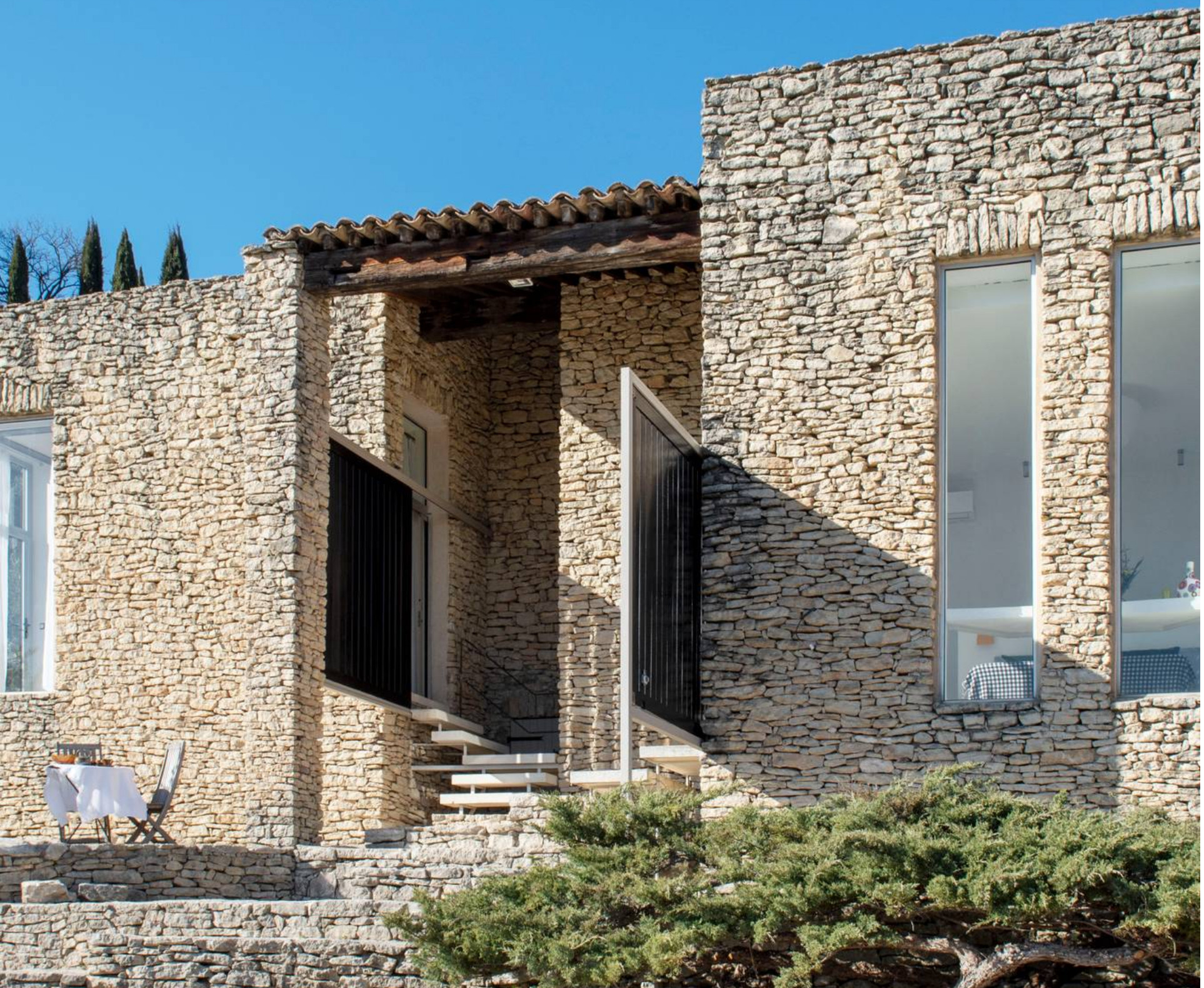 façade maison en pierres contemporaine