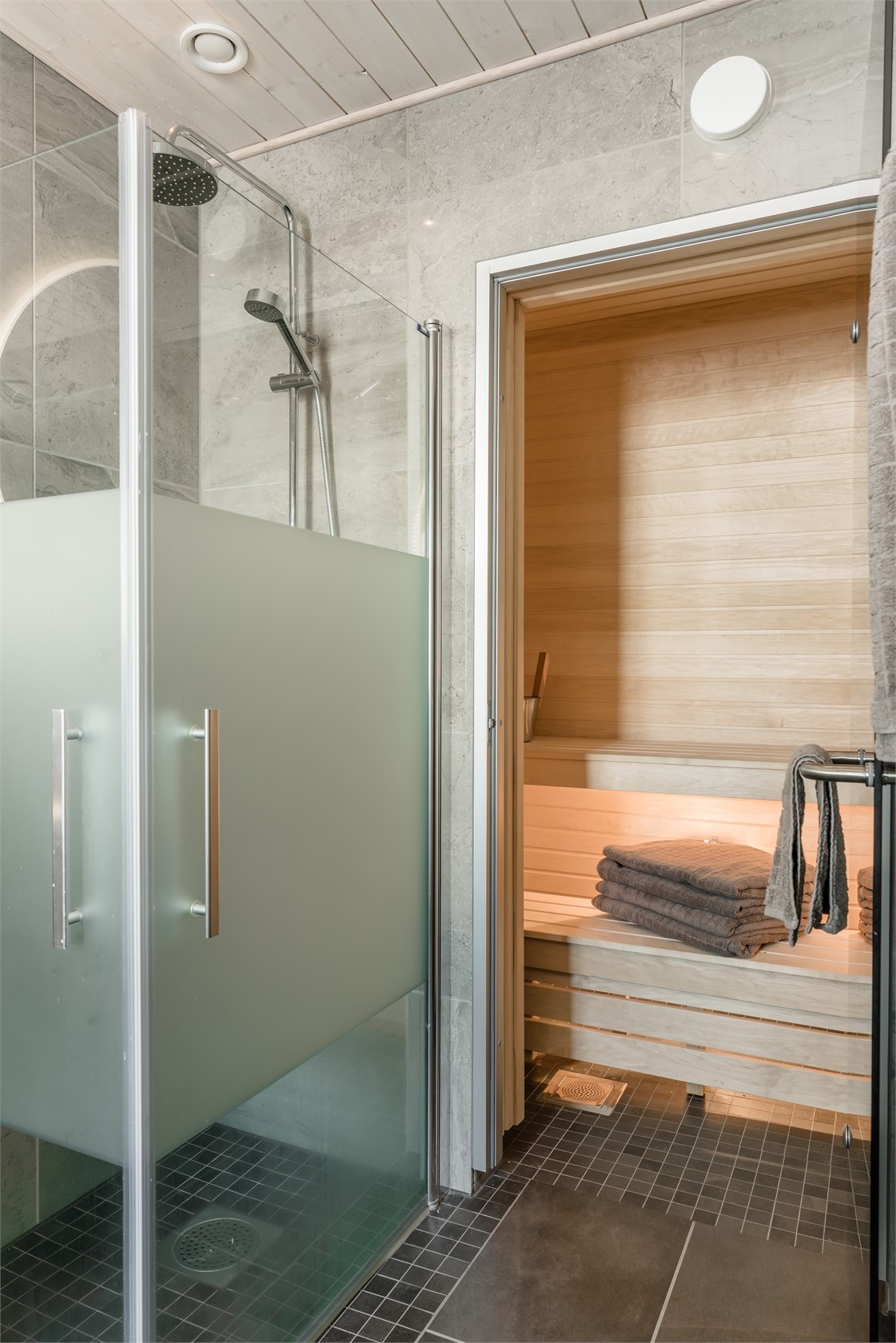 salle de bain avec sauna