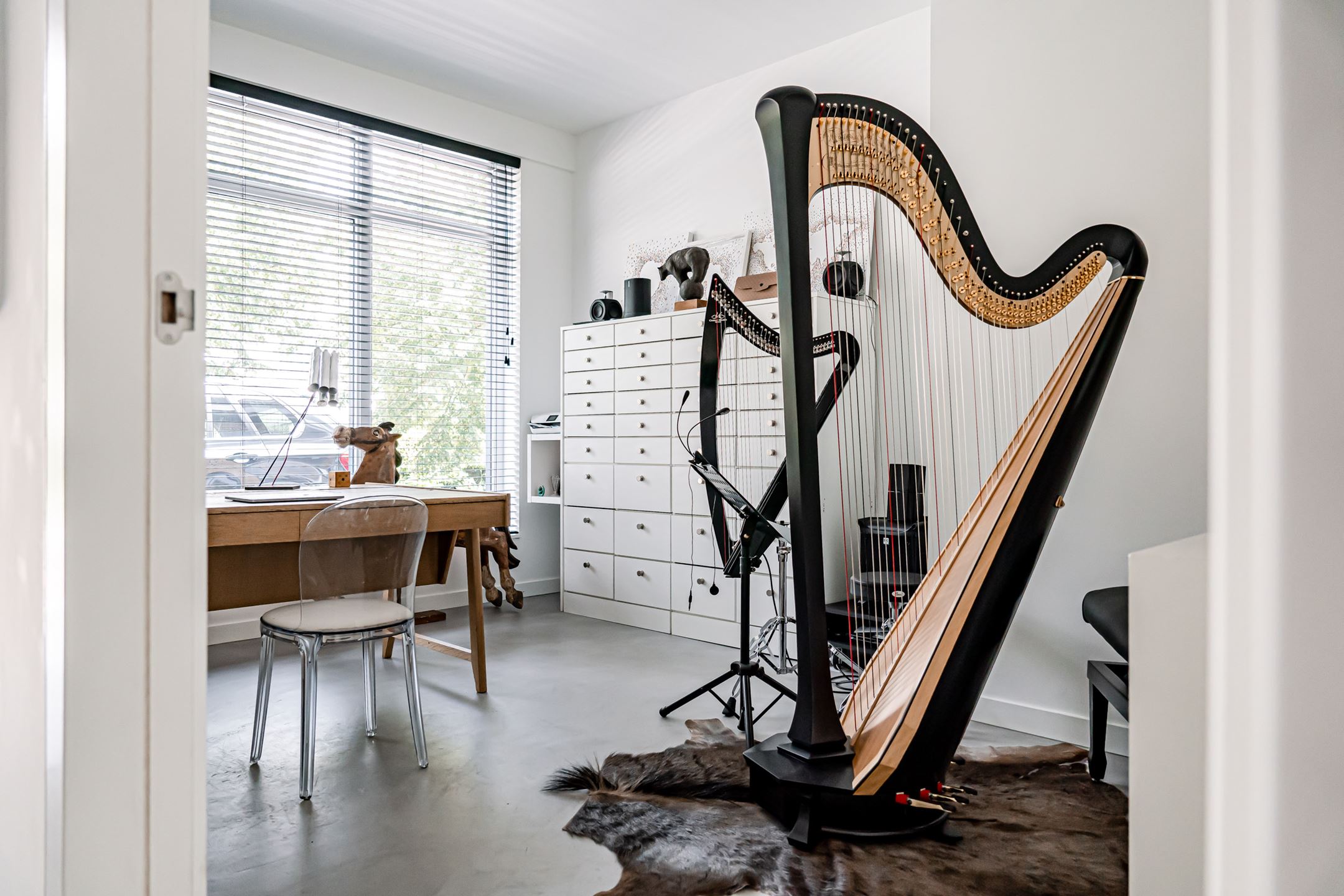 bureau avec harpe