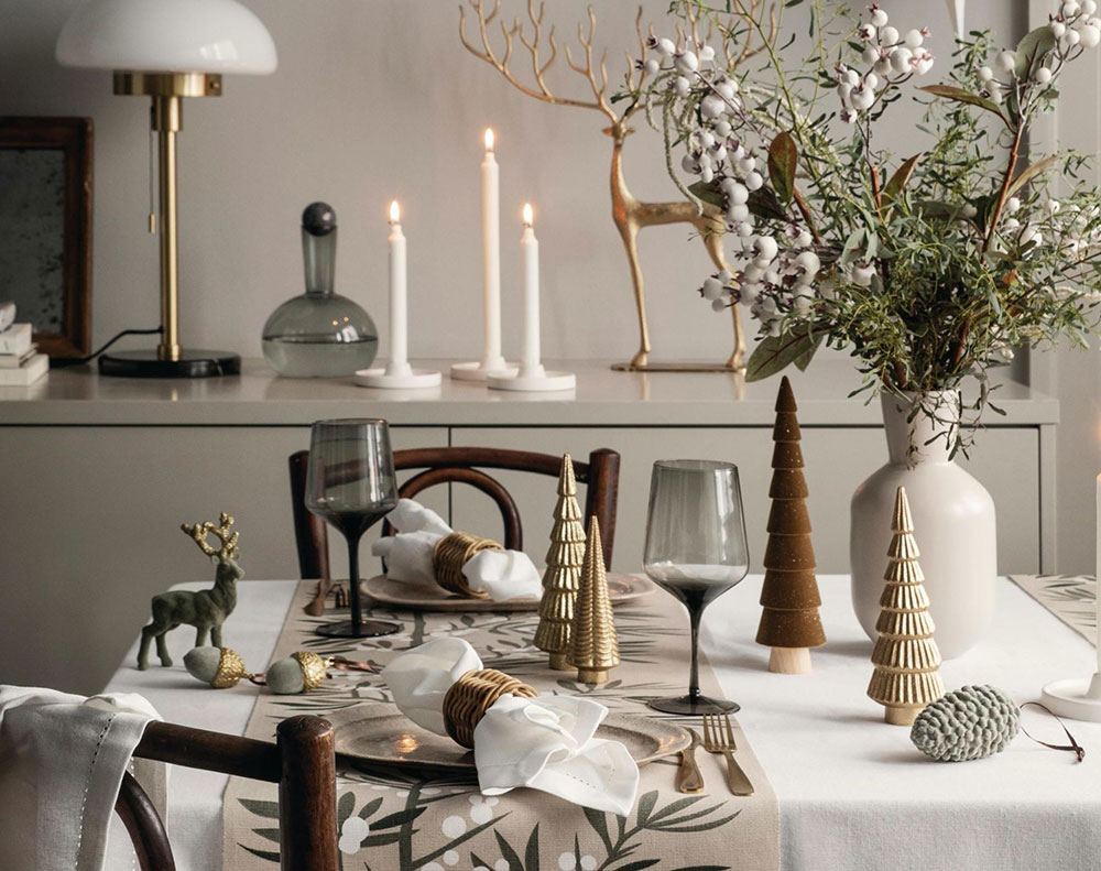 table avec décoration de Noël