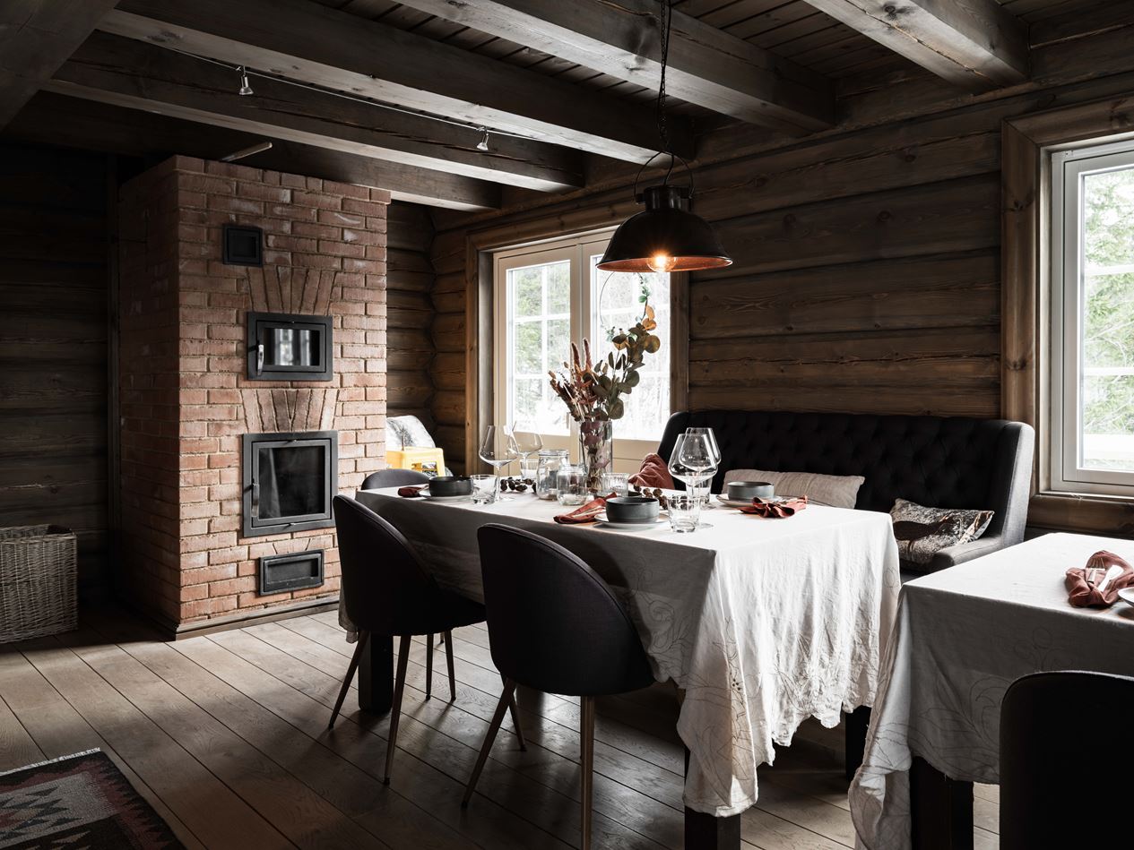 salle à manger rustique avec cheminée en briques