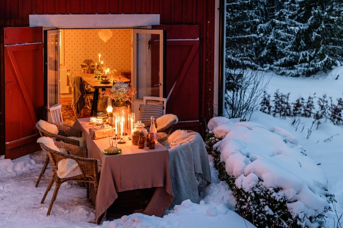 terrasse sous la neige avec table