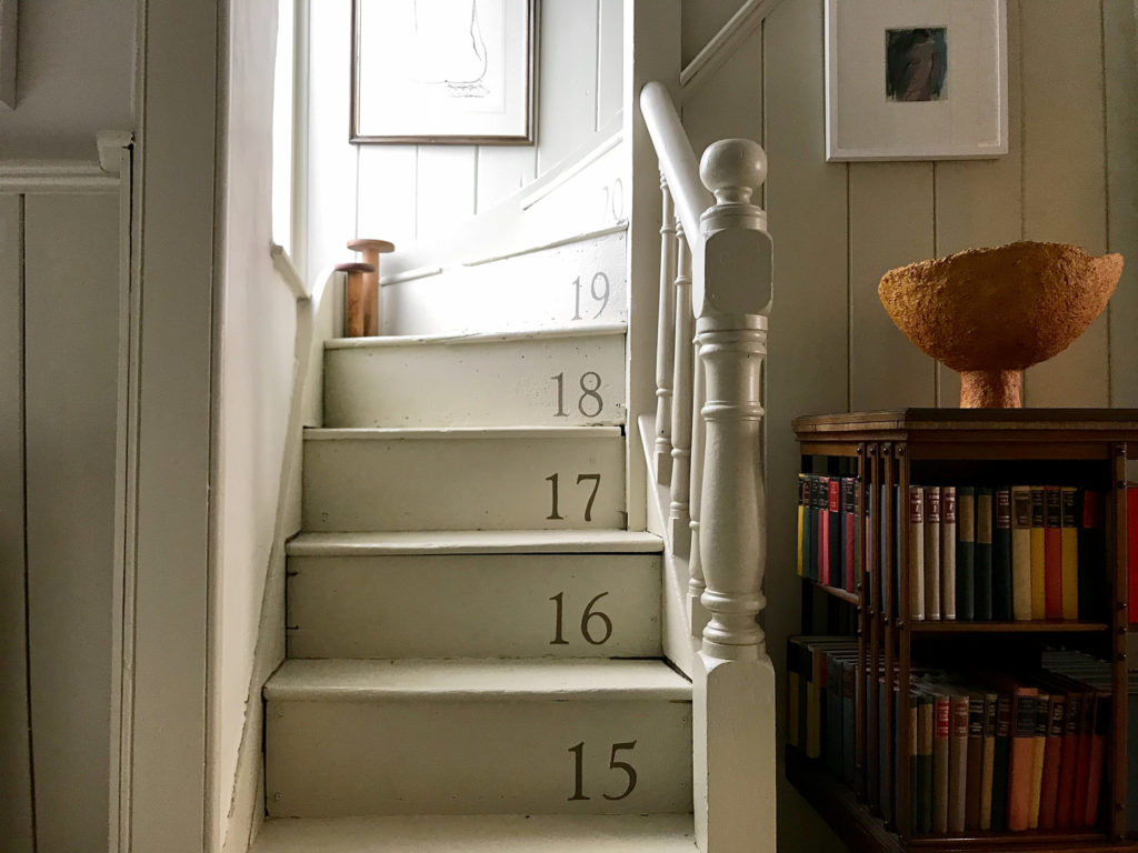 escalier peint avec numéros