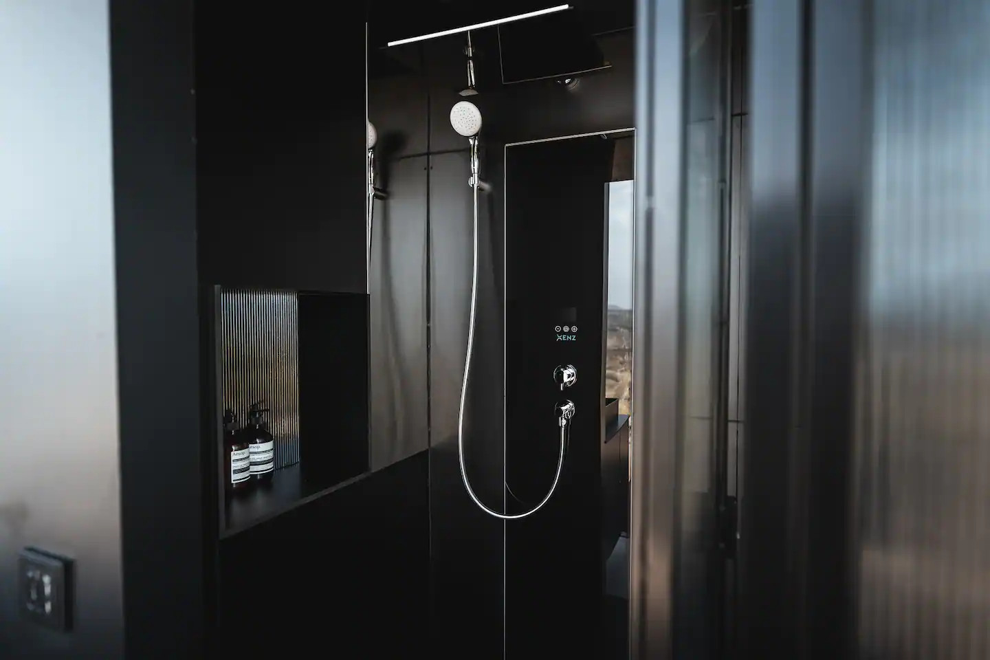 salle de bain noire design