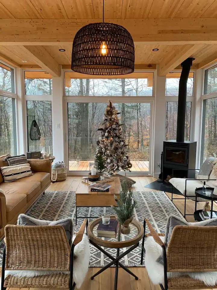 salon maison en bois décorée pour Noël