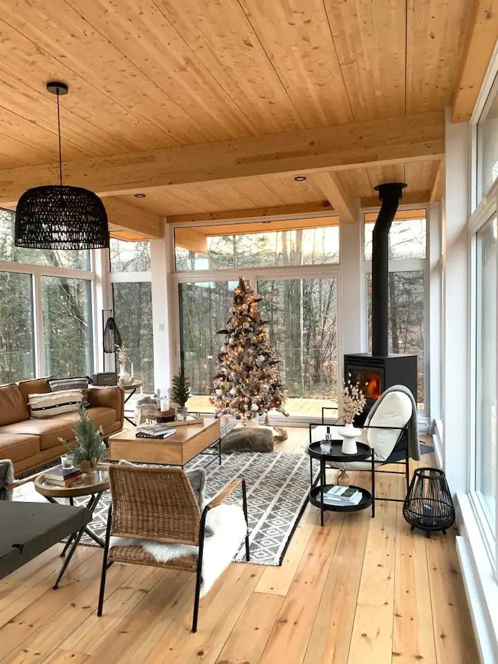 salon maison en bois décorée pour Noël