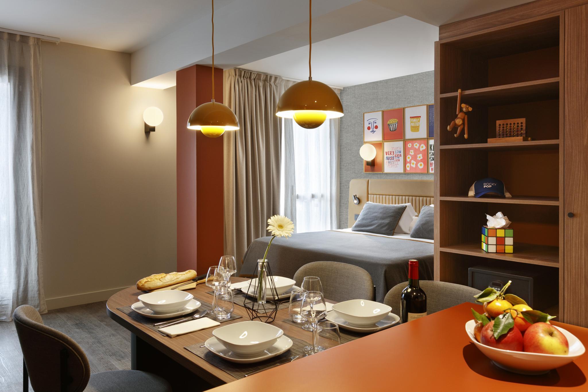 Ce studio à la décoration chaleureuse est un exemple à suivre