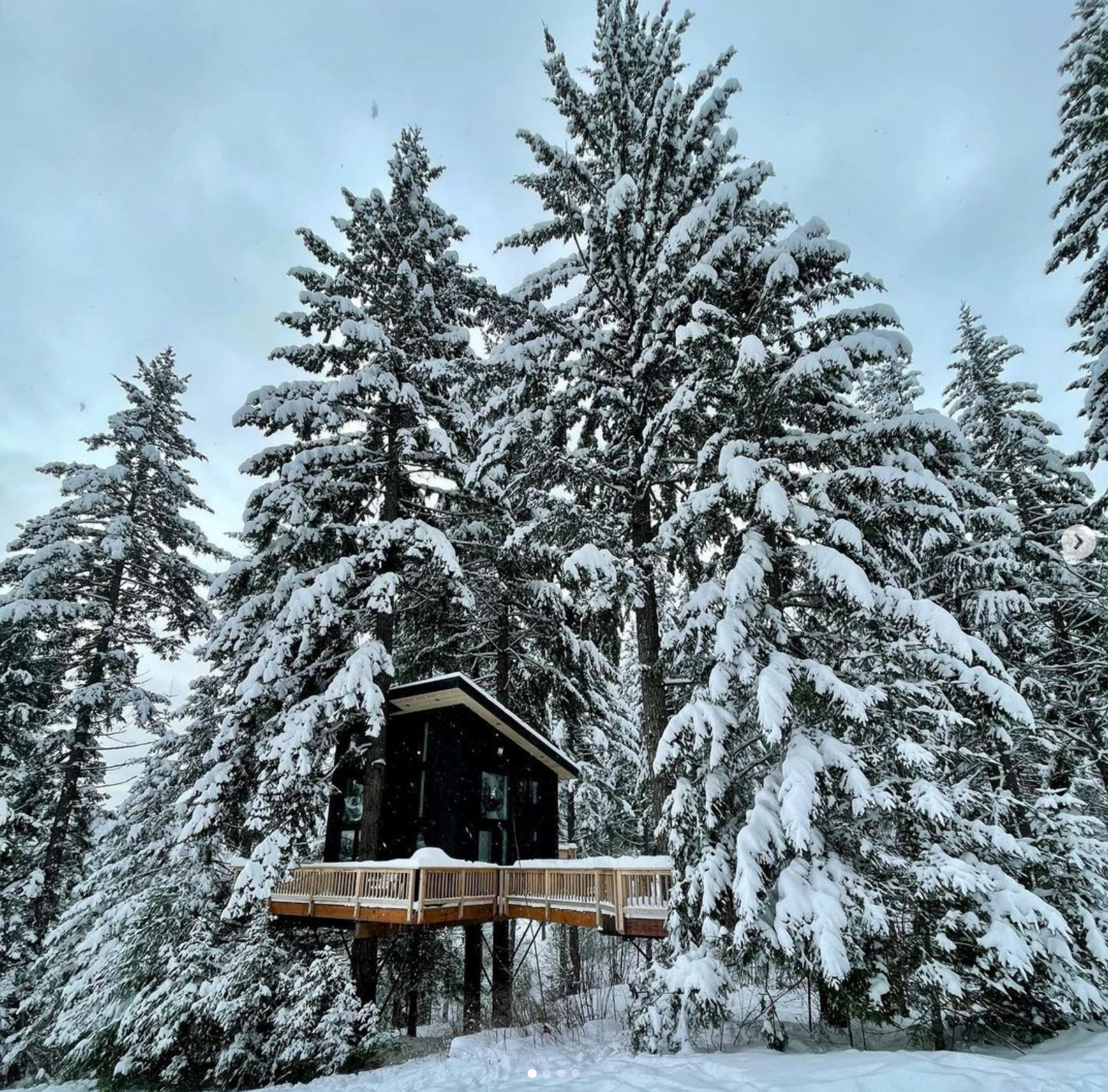 façade mini maison dans la neige