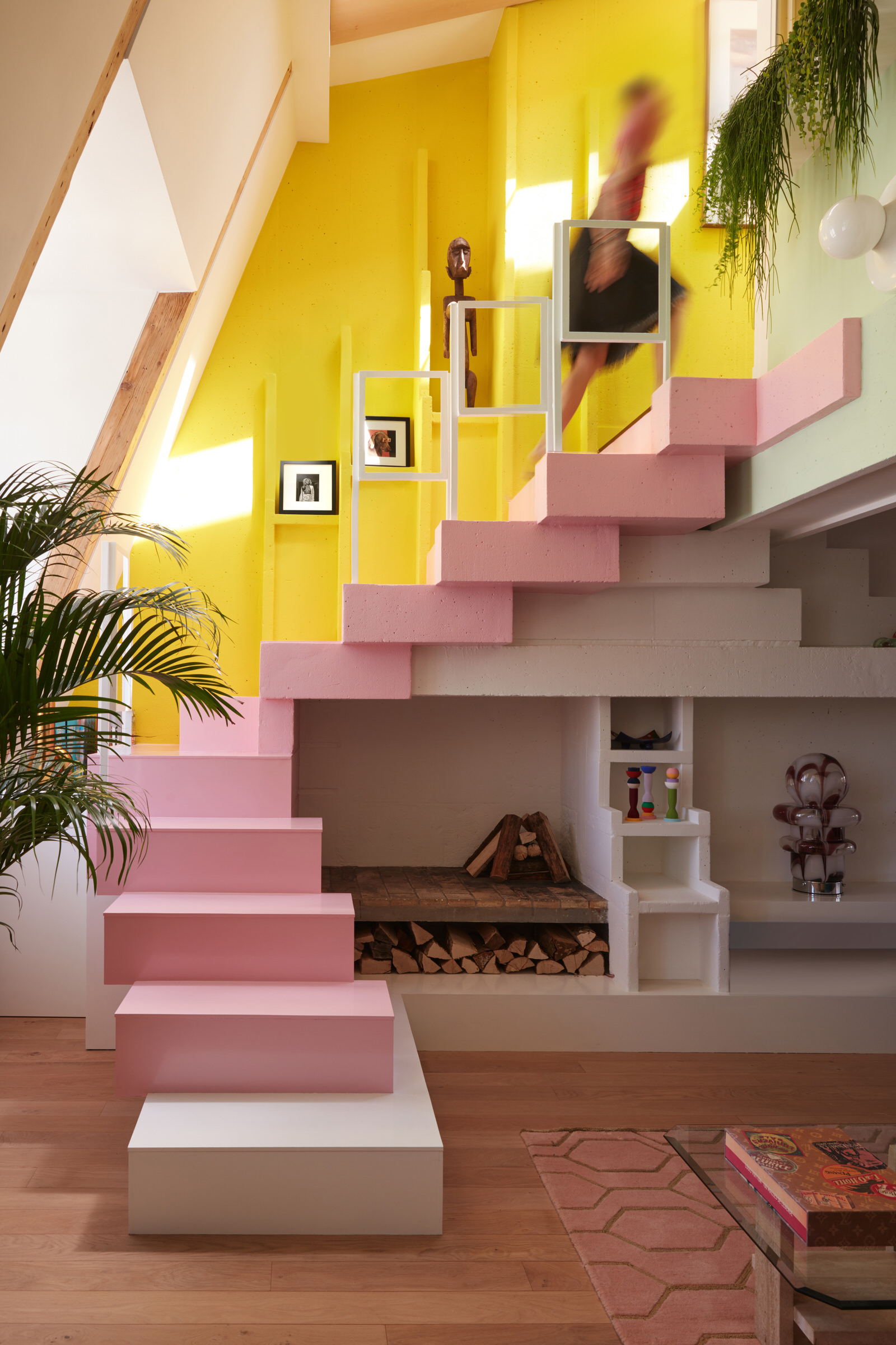 escalier rose appartement sous les toits