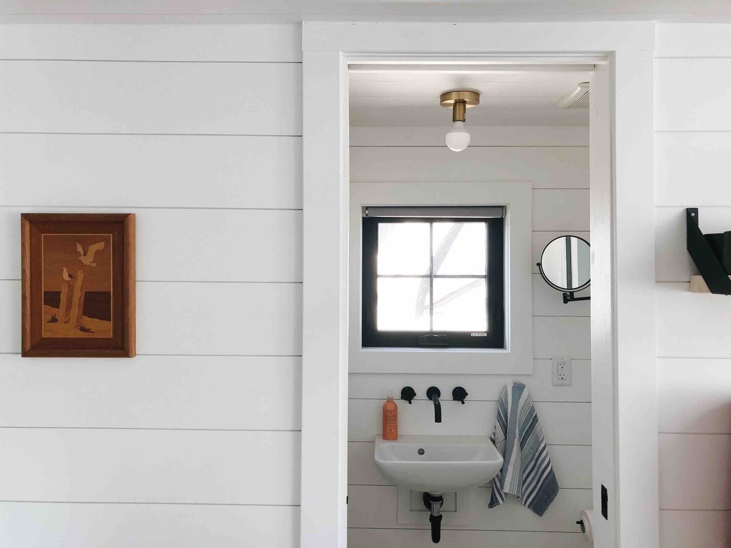 salle de bain murs bardage bois blanc