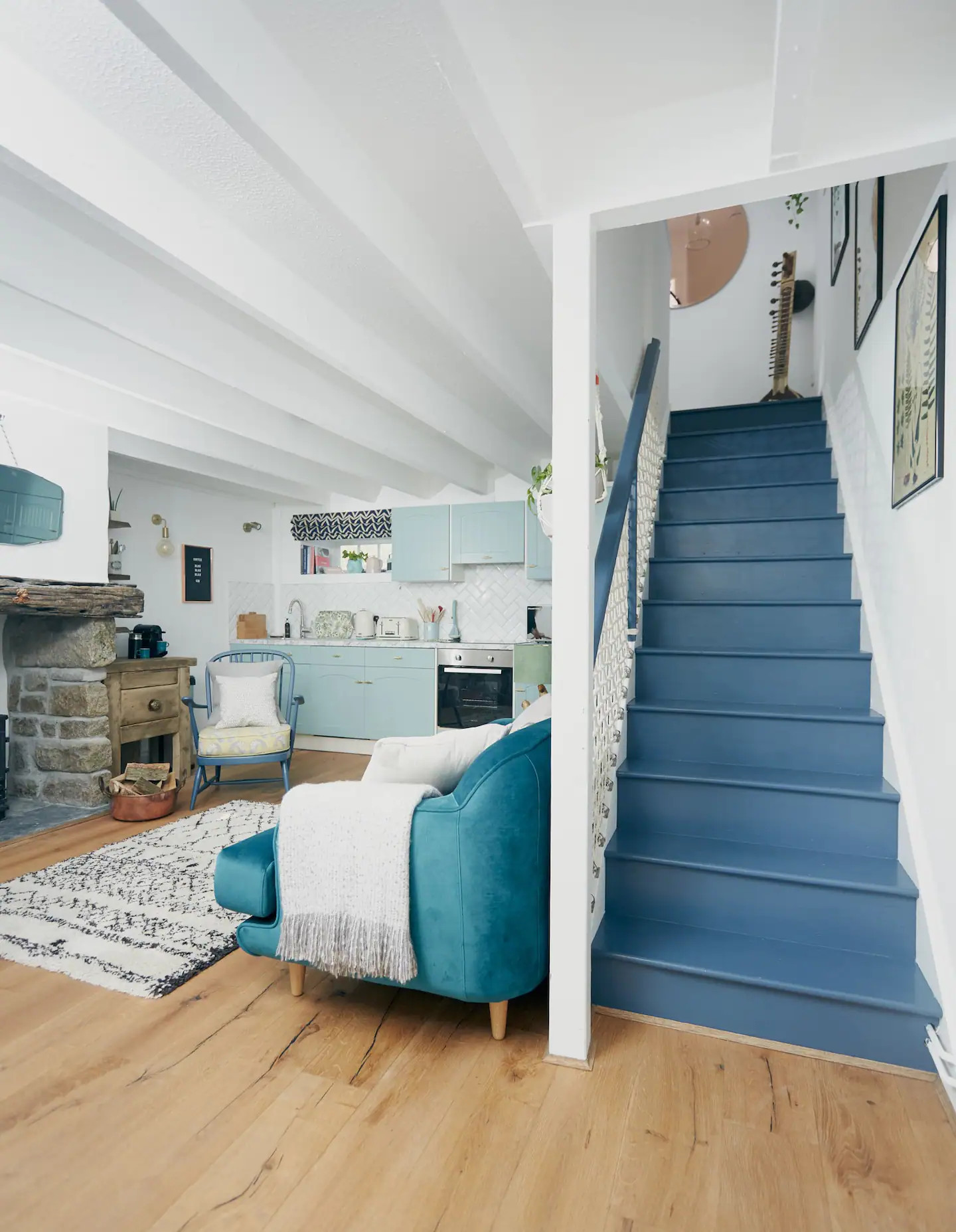escalier cottage peint en bleu