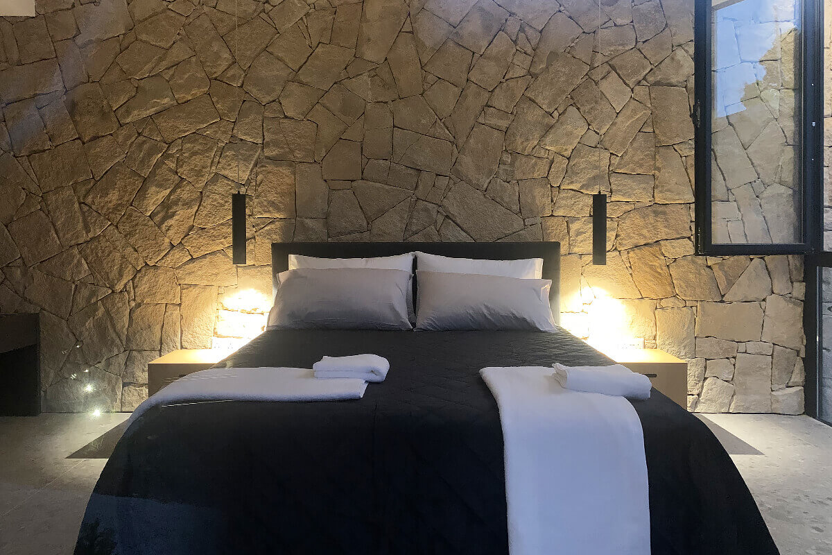 chambre avec mur pierres