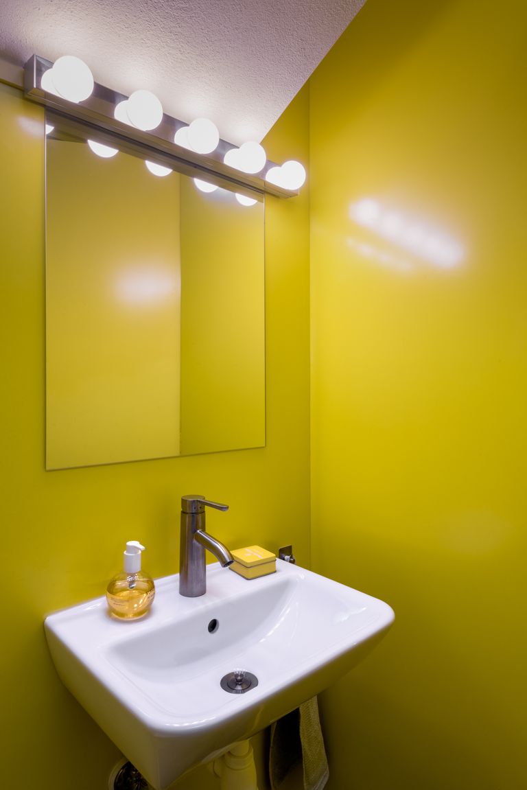 toilettes décoration jaune