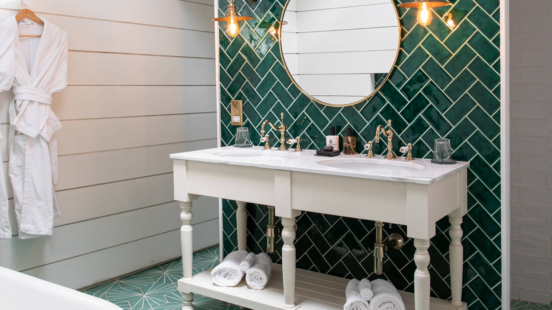 salle de bain avec carrelage vert