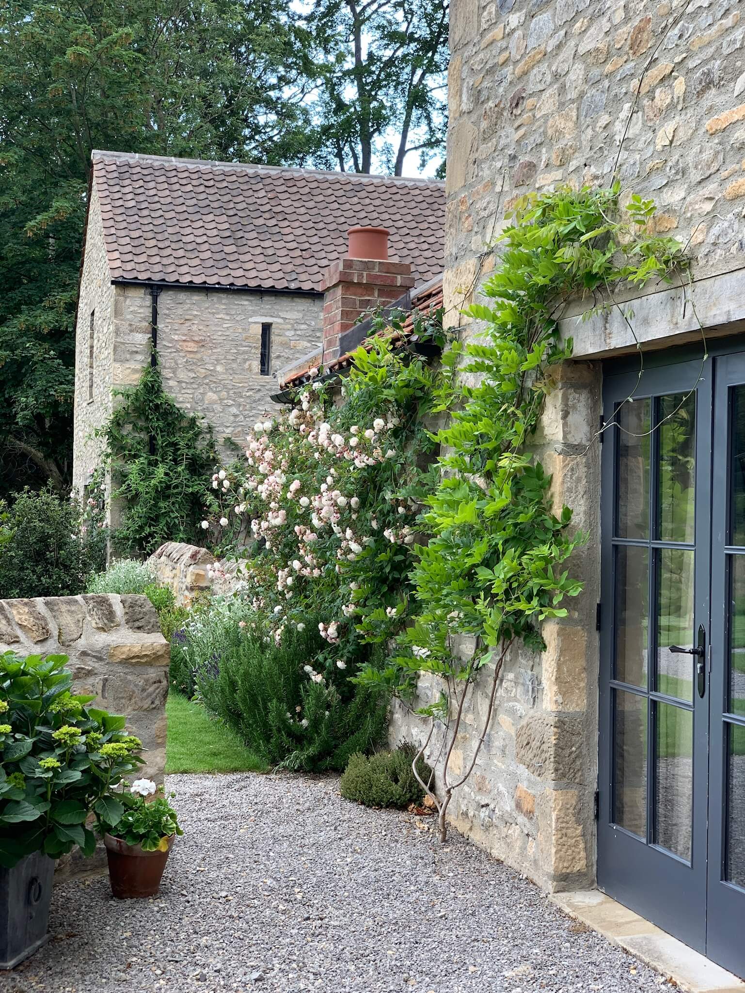 Des cottages familiaux à la décoration élégante et rustique chic