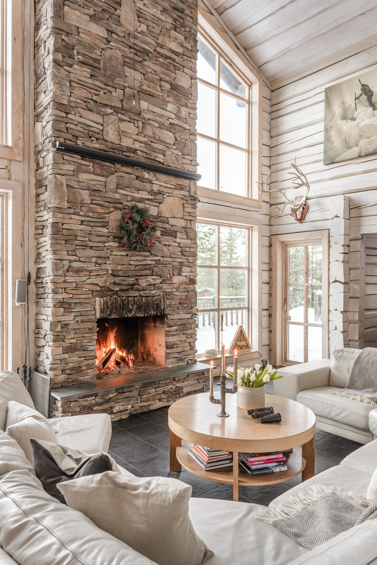 salon chalet contemporain avec cheminée en pierres