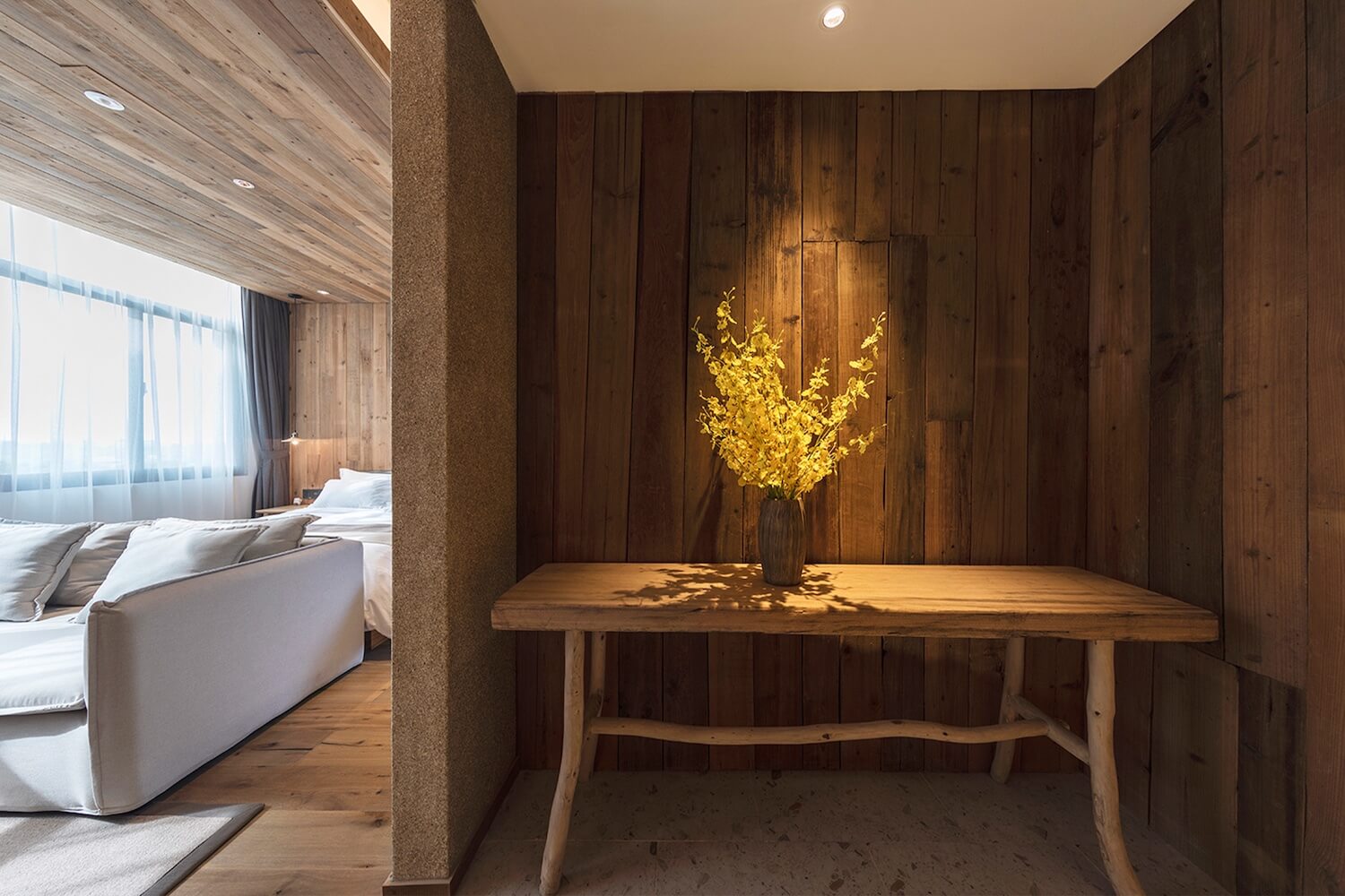 chambre avec mur en bois