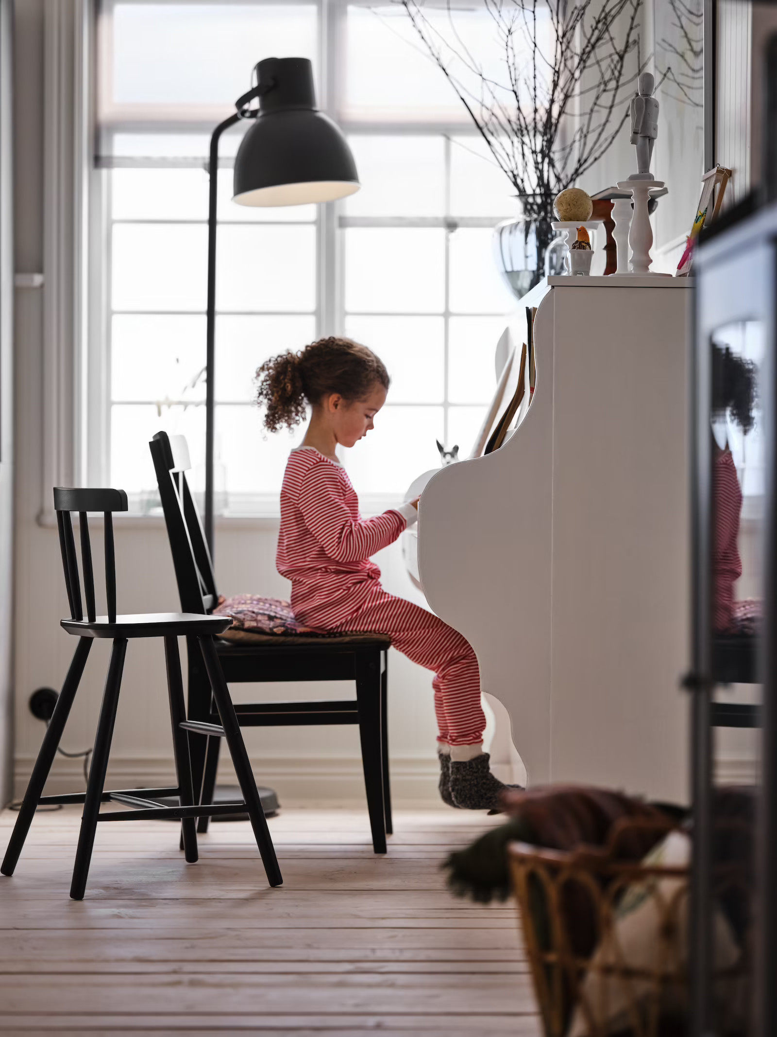 petite fille jouant du piano