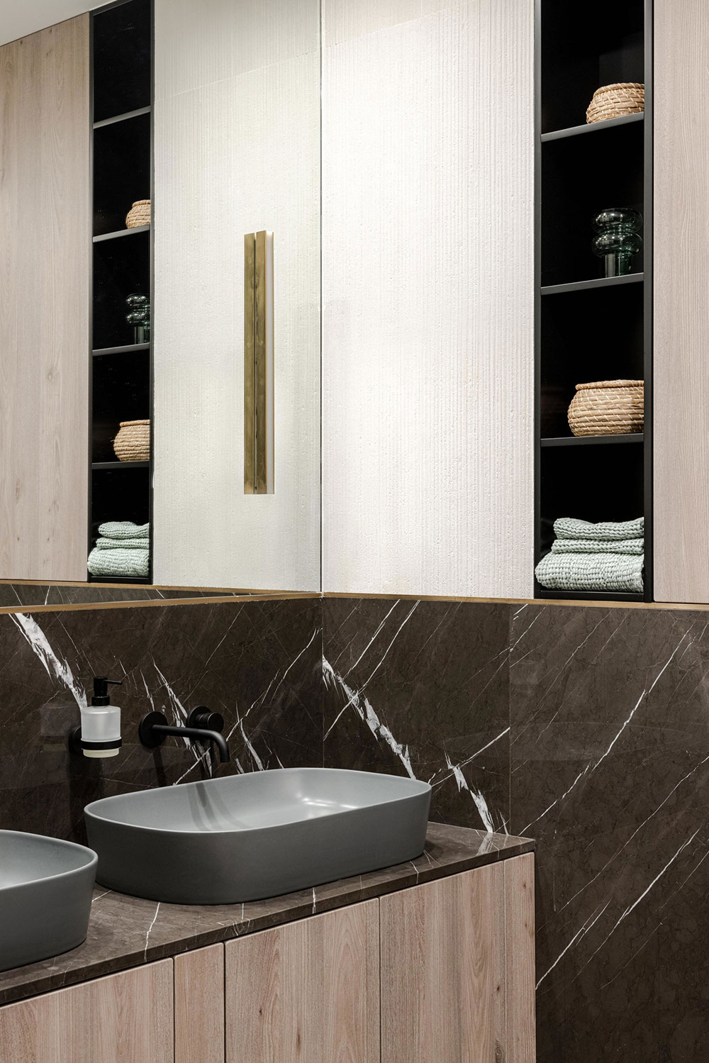 salle de bain design bois et marbre noir