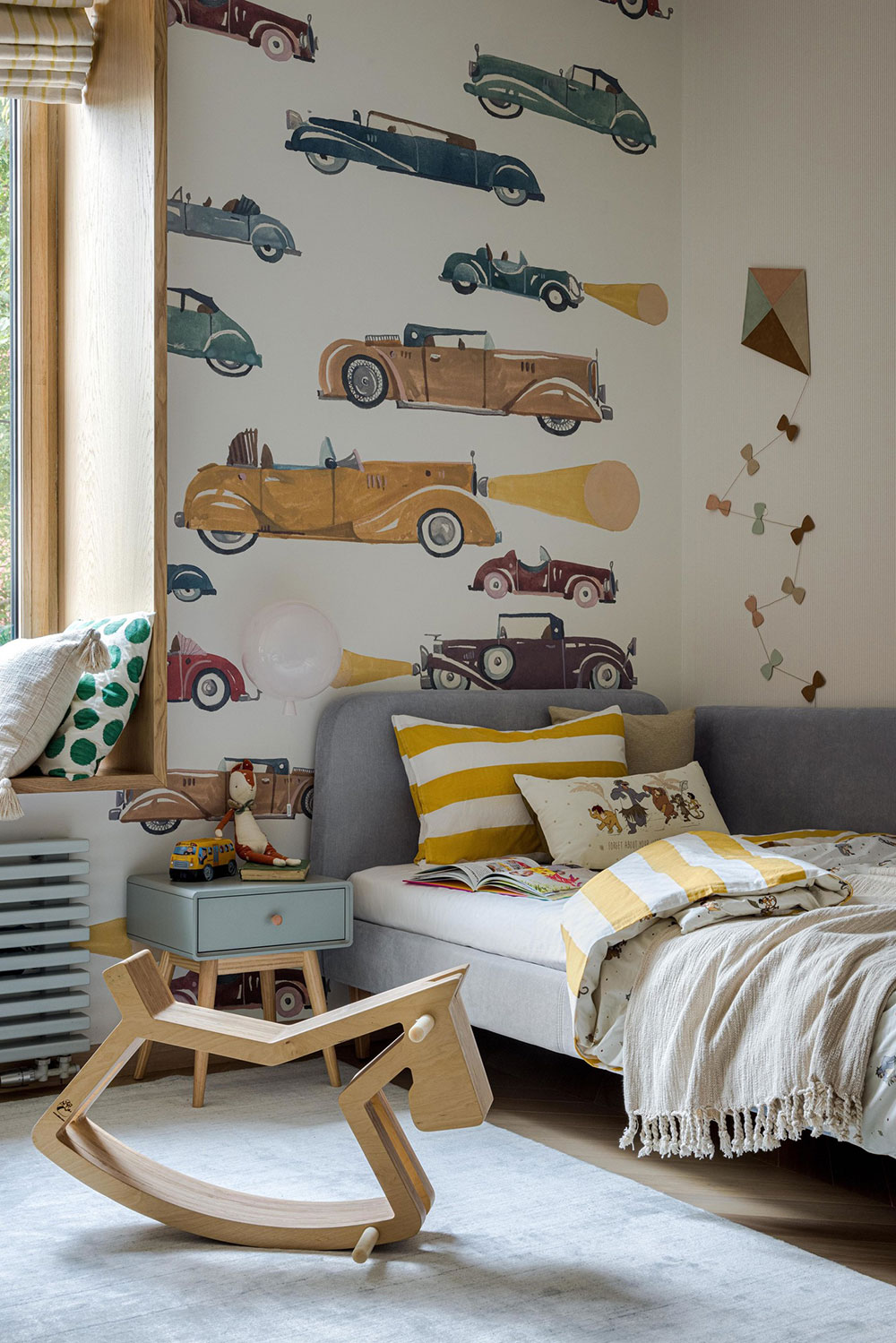 chambre d'enfant avec papier-peint voitures anciennes
