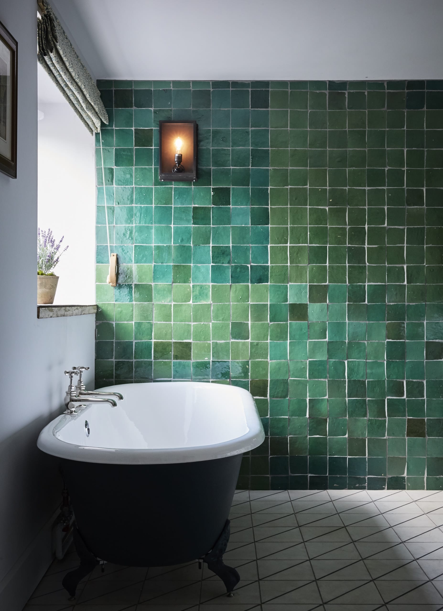 salle de bain avec zelliges vertes