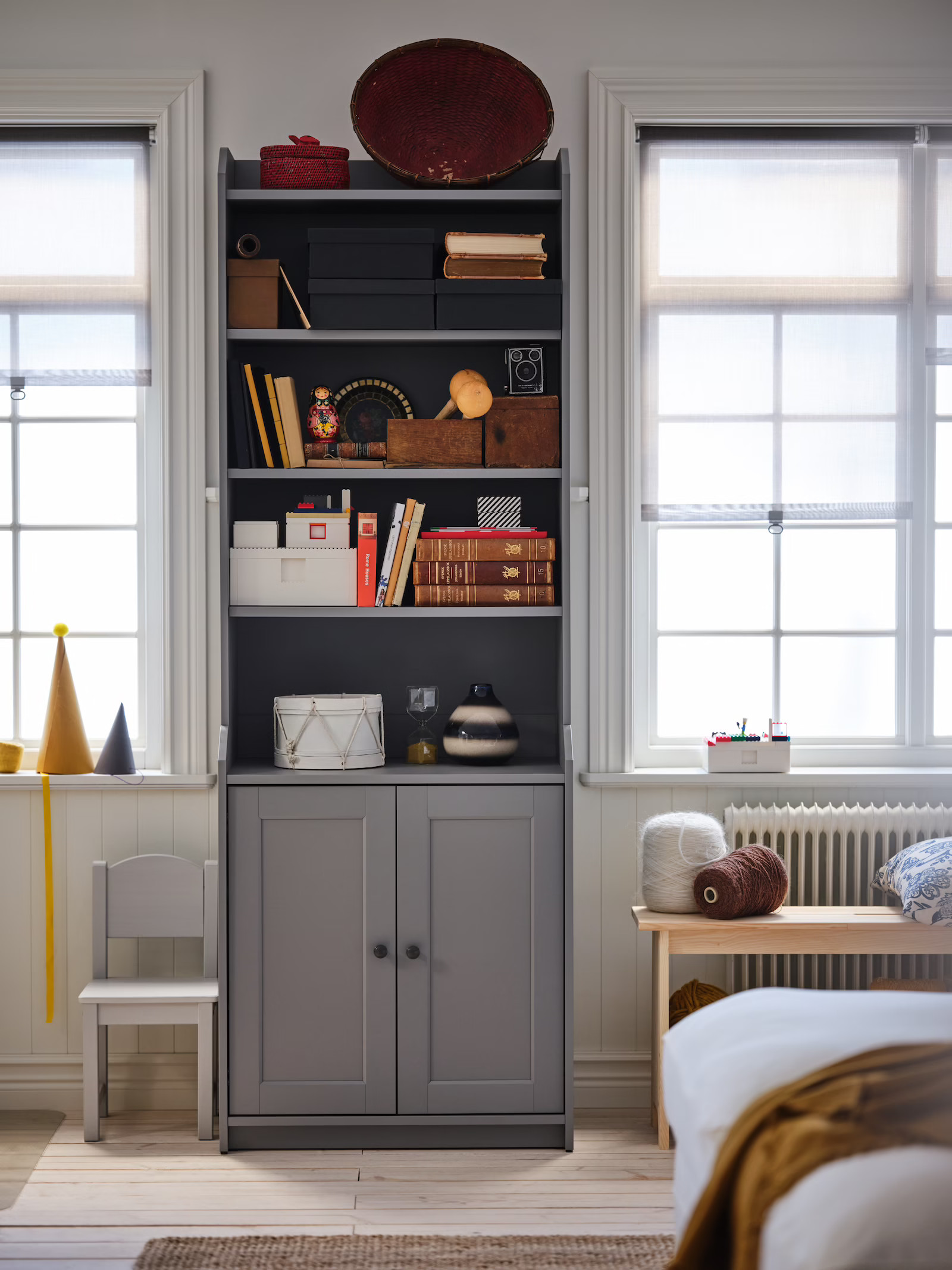 salon avec bibliothèque grise IKEA