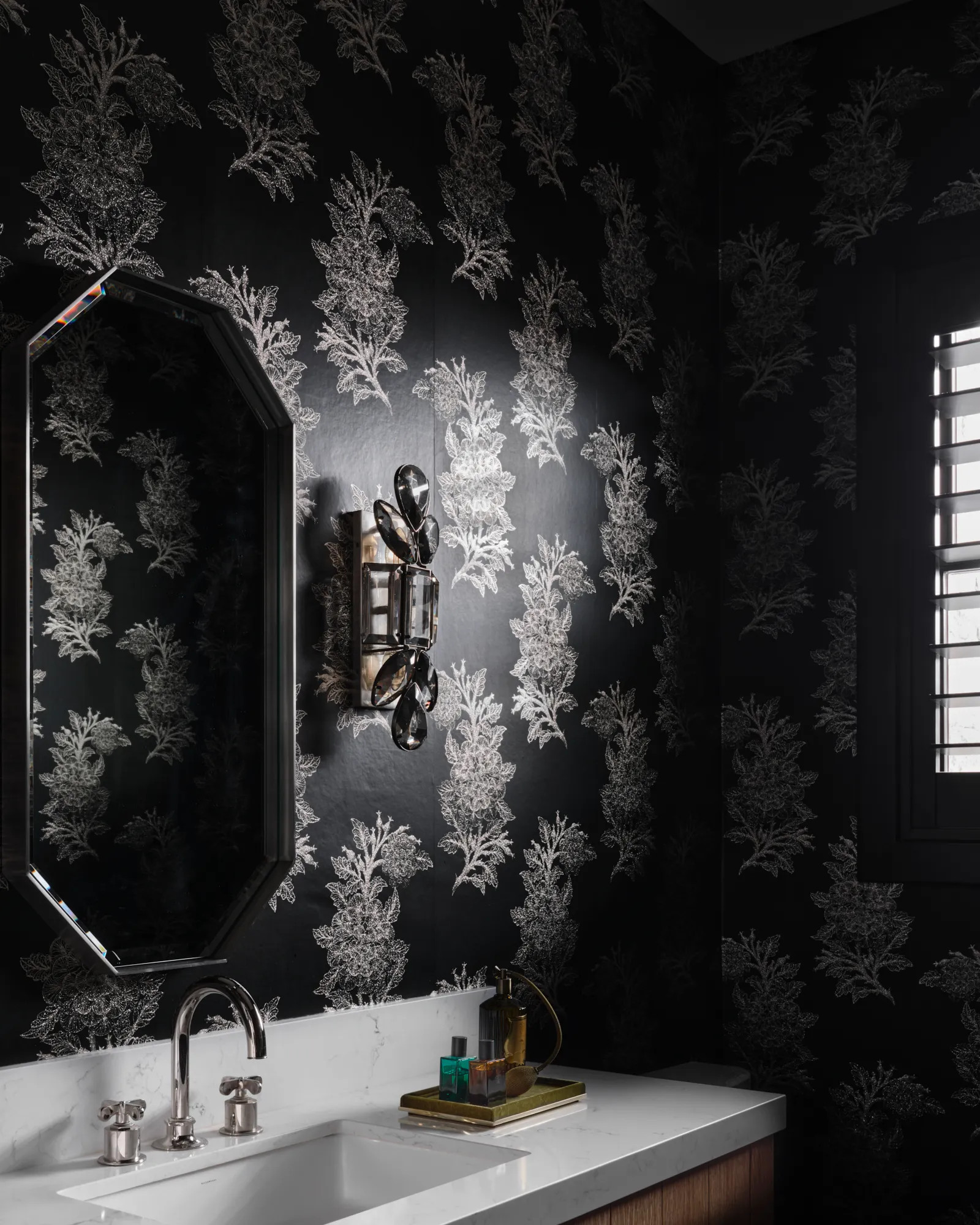 salle de bain design noir et baroque