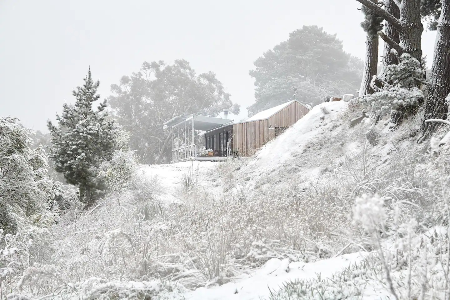 maison en bois dans la neige