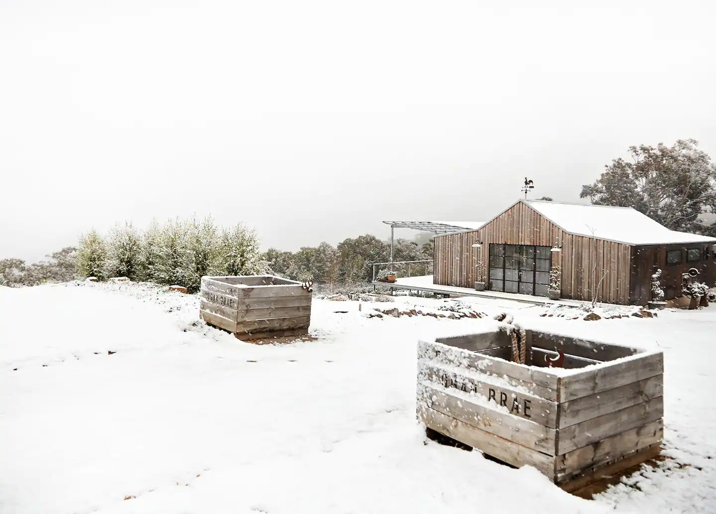 maison en bois dans la neige