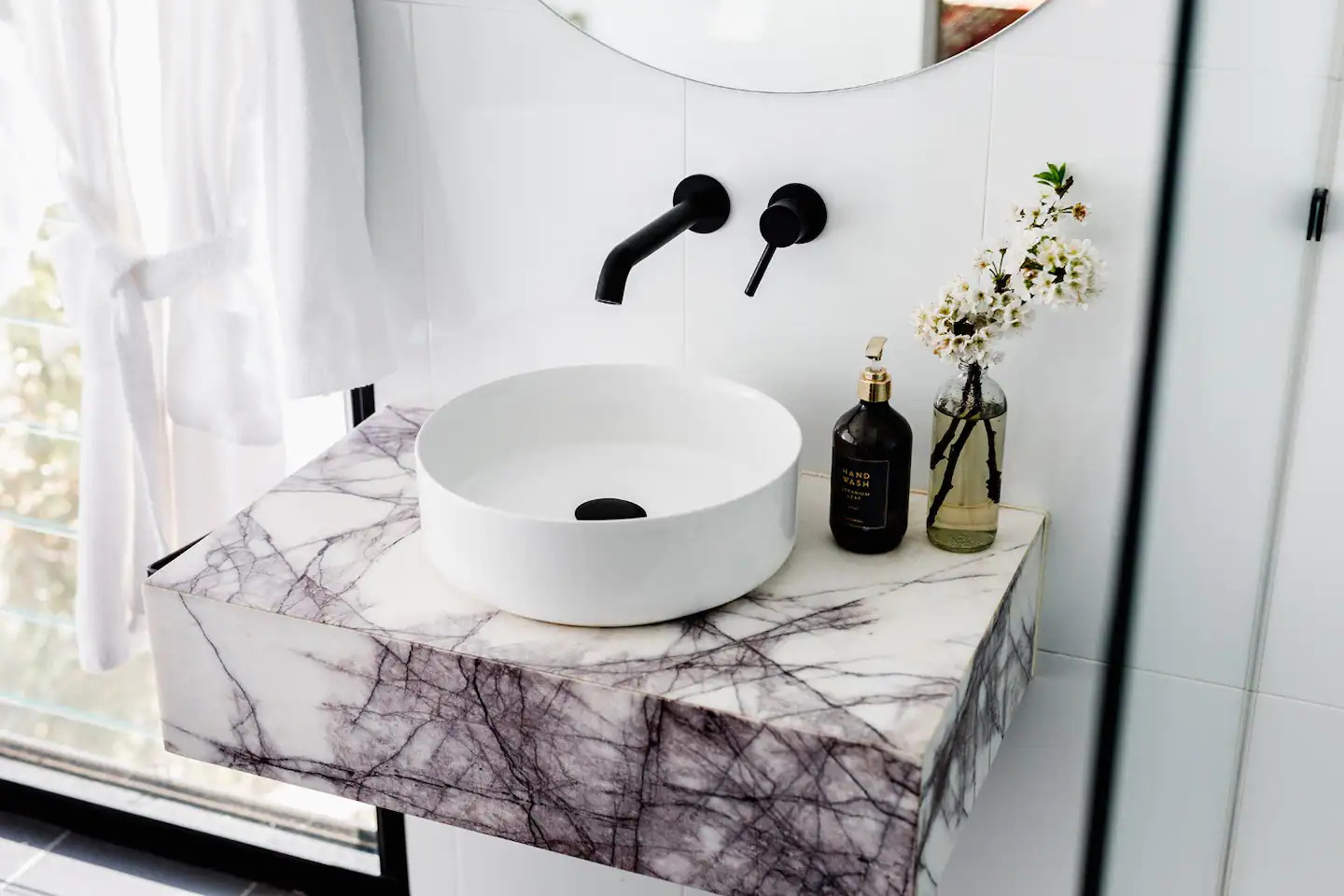 salle de bain design marbre blanc