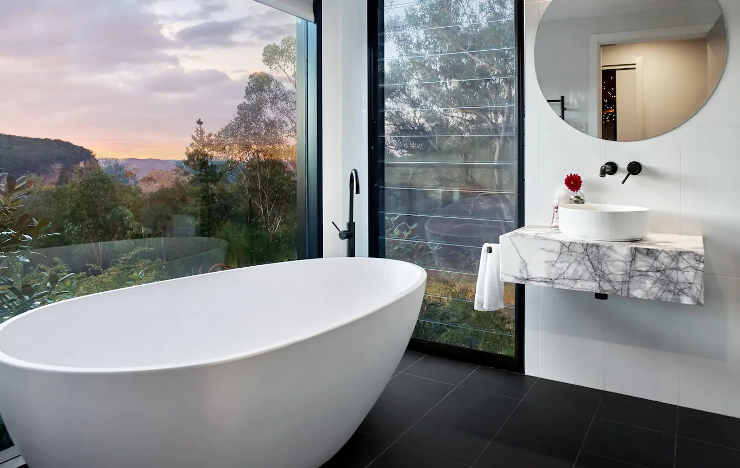 salle de bain design avec baies vitrées