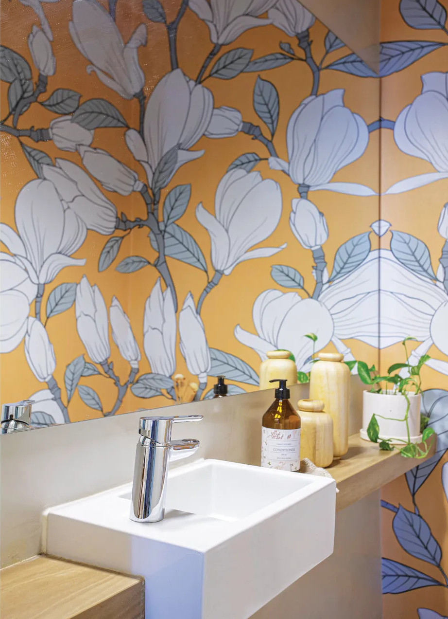salle de bain avec papier-peint jaune fleuri