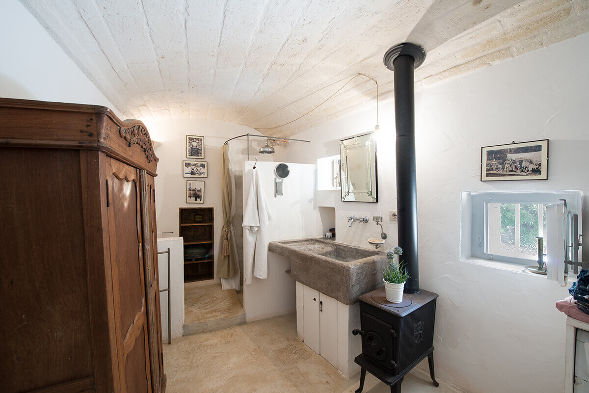 salle de bain rustique en pierre