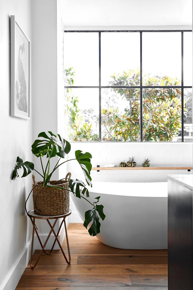 salle de bain design avec fenêtre