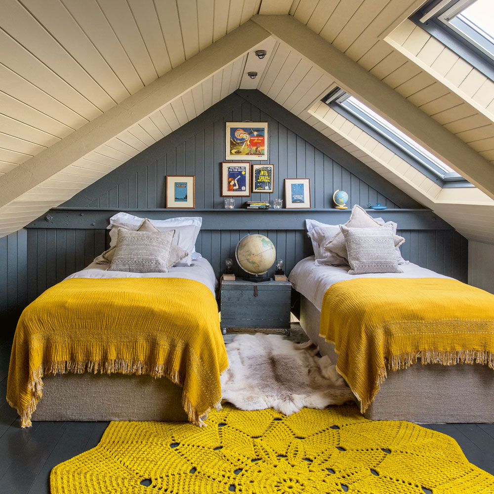 chambre sous combles décoration bleue et jaune