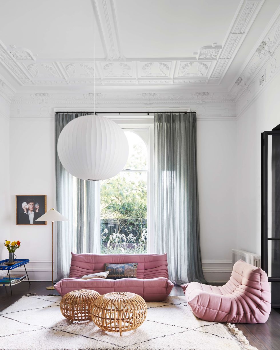 salon décoration design avec fauteuil Togo rose