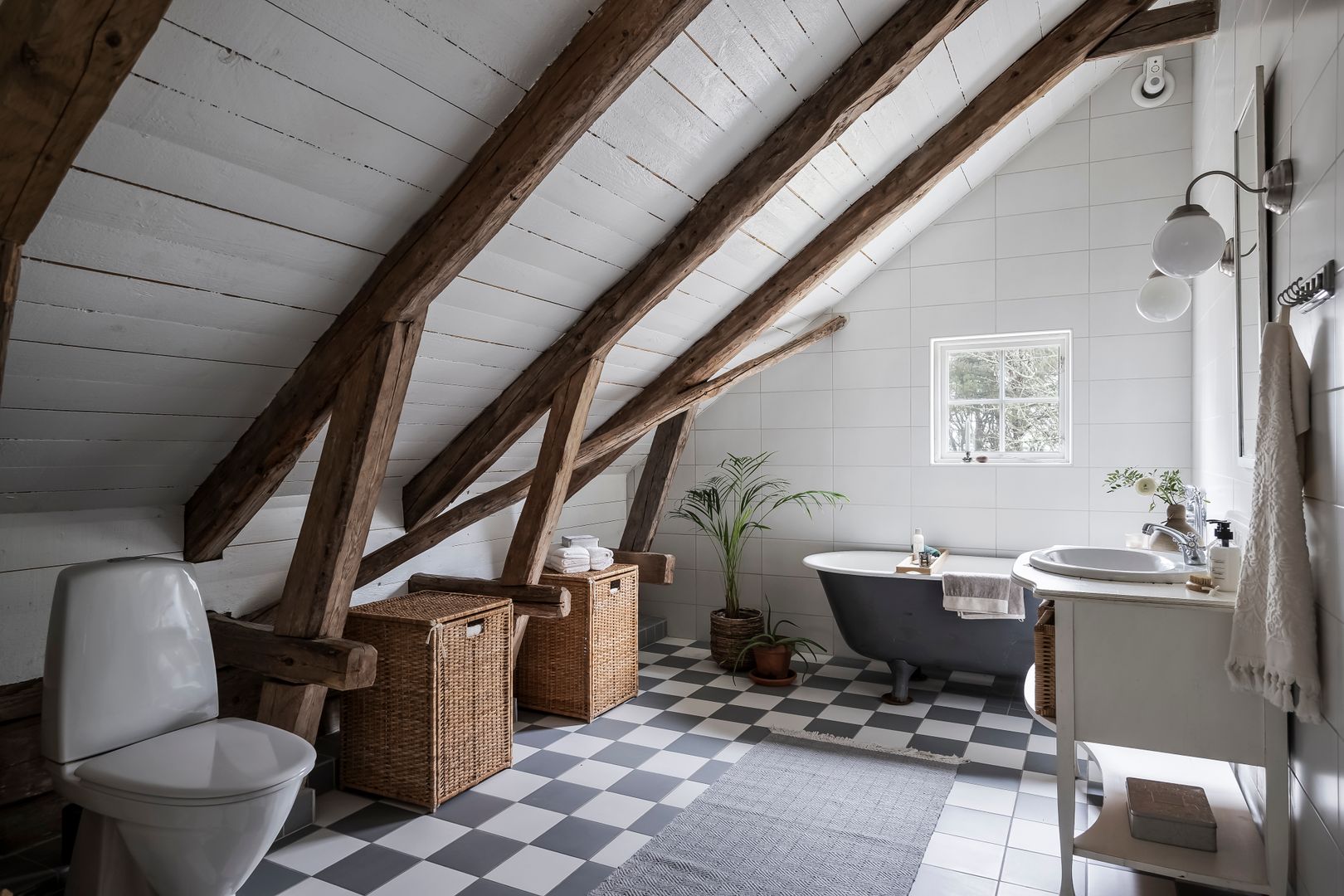 salle de bain à l'ancienne maison en bois rénovée