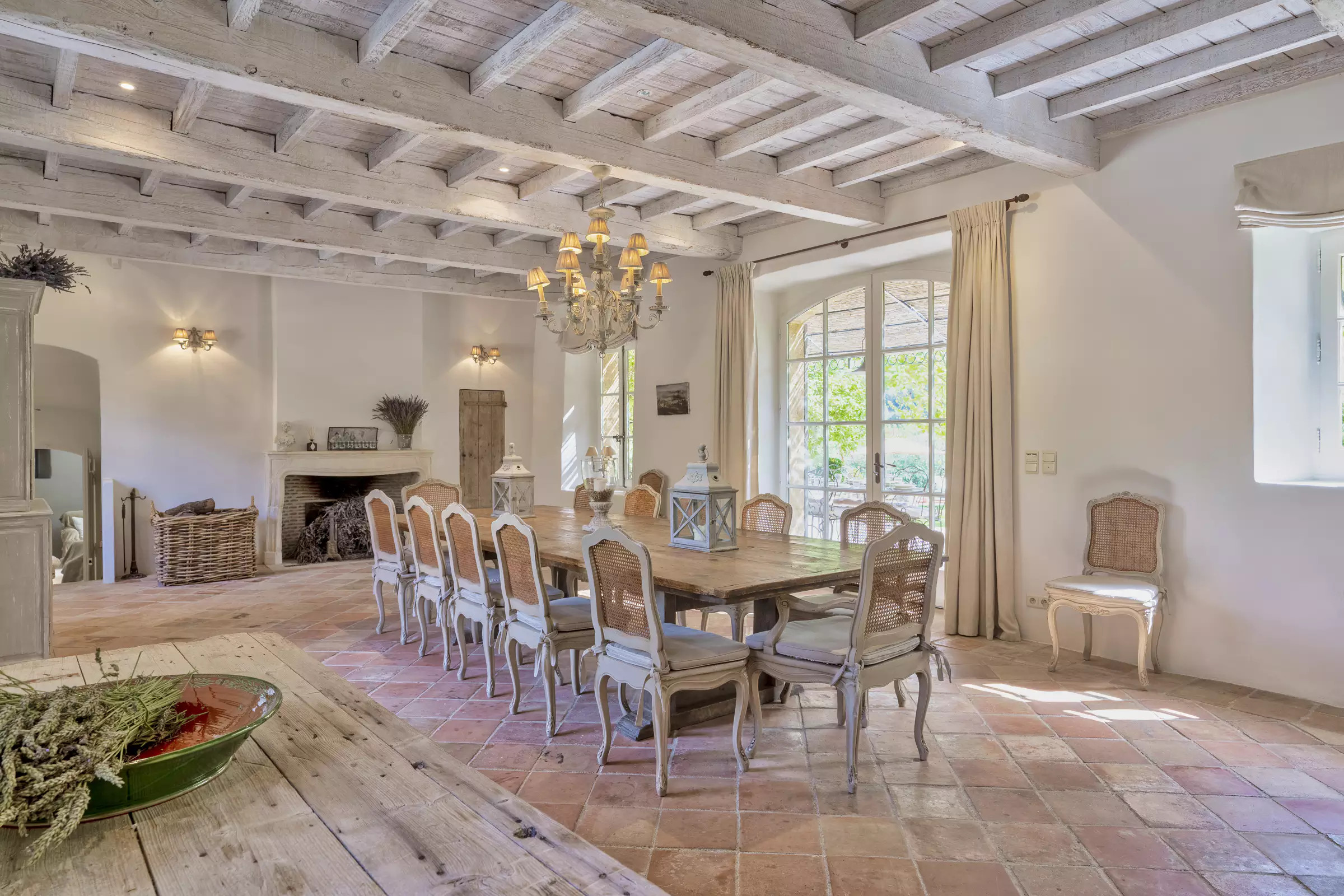 salle à manger avec poutres maison en pierres Provence