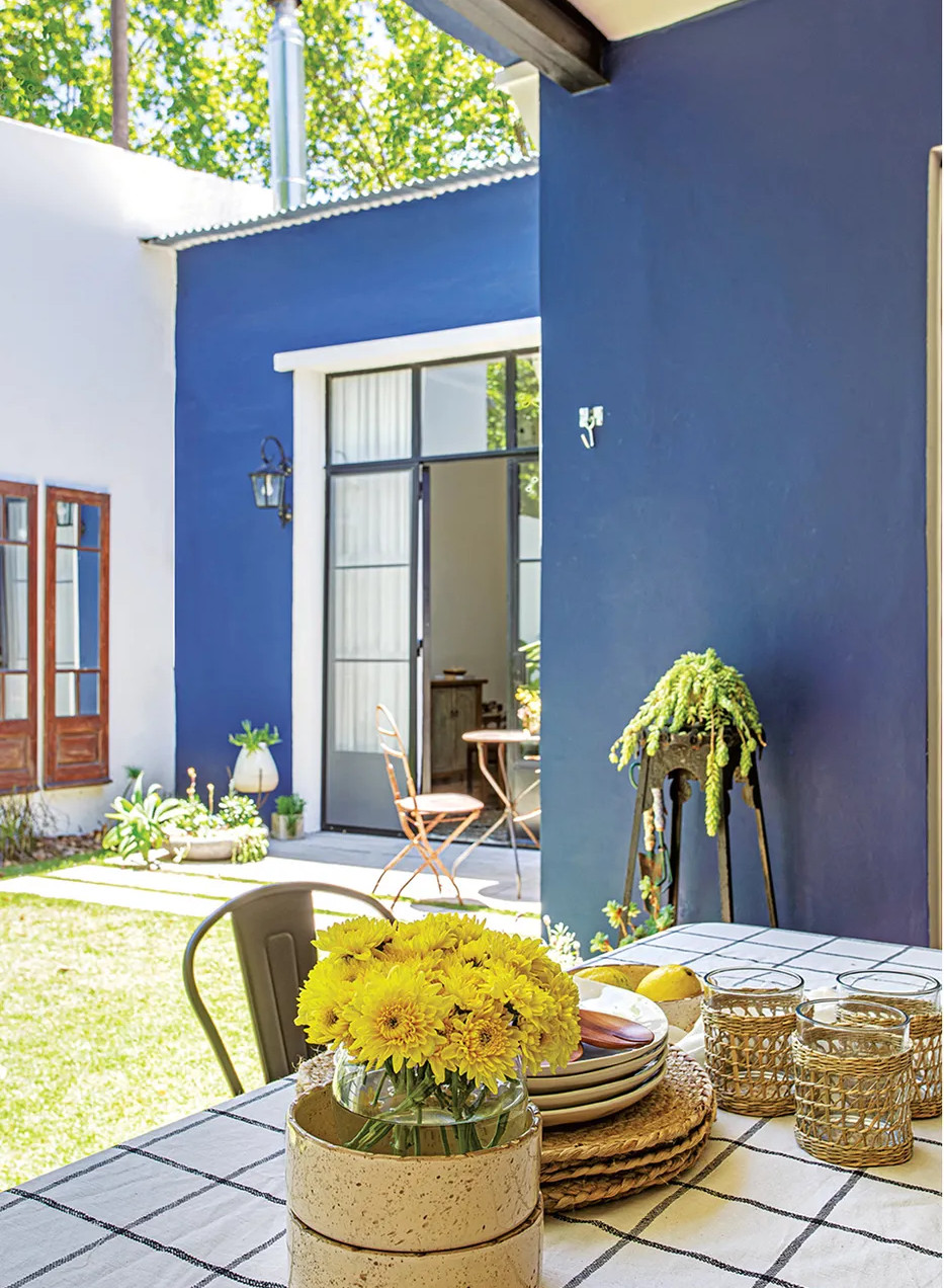 jardin murs bleus maison rénovée